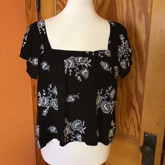 Anthropologie Braeve Boho Embroidered Flowers peasant Crop Top - Picture 6 of 11